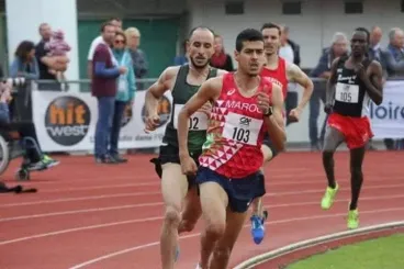  العداء المغربي هشام أولادها يفوز بالسباق الدولي الأول على الطريق بجماعة الدشيرة