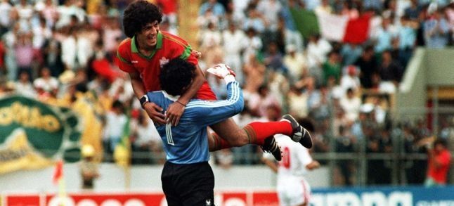 Morocco's goalkeeper Badou Zaki jubilates with Mustapha Biaz during the 1986 World Cup./Ph. DR