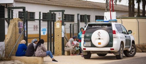 A Civil Guard car parcked Monday near a  strawberry company where four women filed complaints against thei managers./Ph.  Marcos Moreno