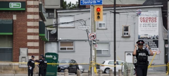 Police officers blocking Danforth avenue /Ph : La Presse canadienne/Christopher Katsarov  