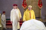 Le Roi Mohammed VI se recueille sur la tombe de son grand-père