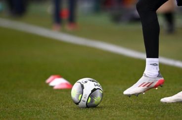 اتحاد كرة القدم الفرنسي يحظر اللعب بالجوارب الطويلة