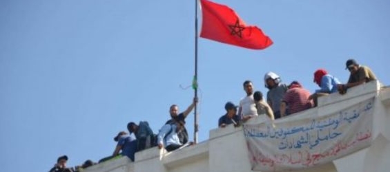 Blind protesters at the roof of the Ministry of Family Solidarity and Social Development in one of their previous sit-ins./Ph. DR