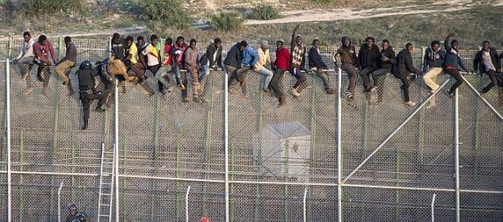 Migrants break Morocco's fence to enter Spain./Ph. DR