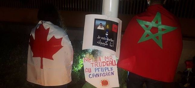 Bougies et prières pour les victimes autour de l’Unifolié ainsi qu’une minute de silence ont marqué le rassemblement. / Ph. Facebook