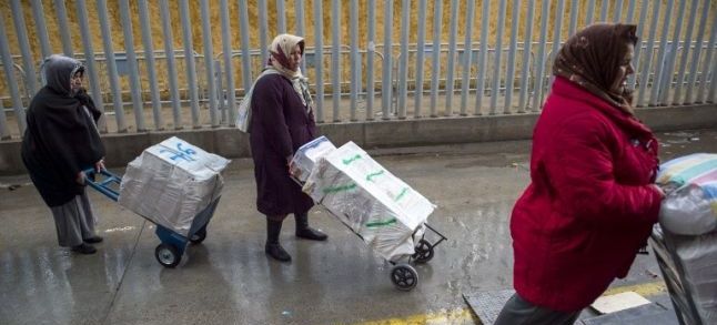 Mule women using trolleys to carry their goods through the Ceuta border crossing./Ph. DR