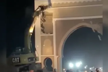 هدم القوس عند المدخل الشمالي لمدينة الداخلة