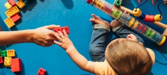 Young males as babysitters in Morocco : A new trend driven by digital childcare platforms