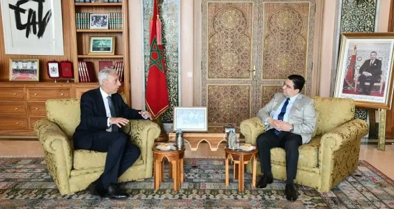 The Moroccan Foreign Minister Nasser Bourita receiving João Cravinho.