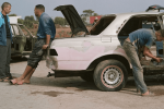 La photographe Myriam Meloni documente la Mercedes 240D dans le Maroc rural