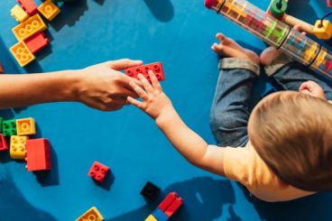 Les hommes dans le rôle de «baby-sitter» : un nouveau visage de la garde d'enfants au Maroc