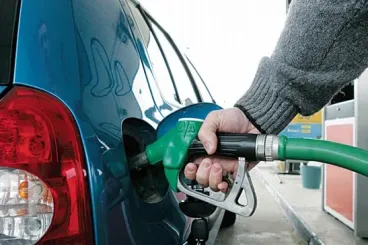 Fuel price hike causes rush at Moroccan gas stations, consumer groups demand action