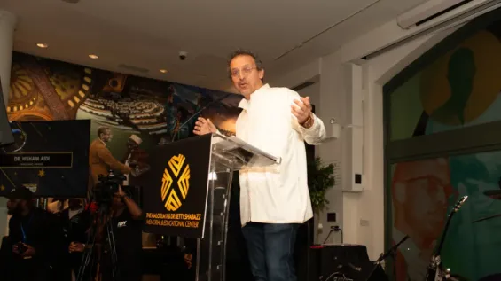 Hisham Aidi received the Vanguard Award in New York / Source: CCME