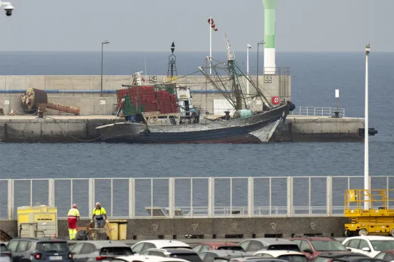 Fourteen Moroccan sailors, including minor, seek asylum in Canary Islands