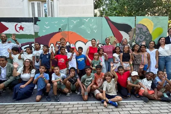 Spain : A Minister welcomes children sent by the Polisario