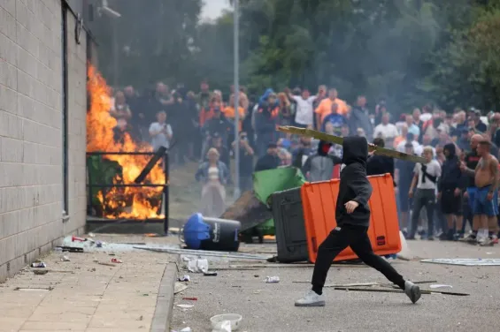 Protesters set fire to a trash can in front of a hotel in Rotherham, Great Britain, on August 4, 2024. / Ph. Reuters