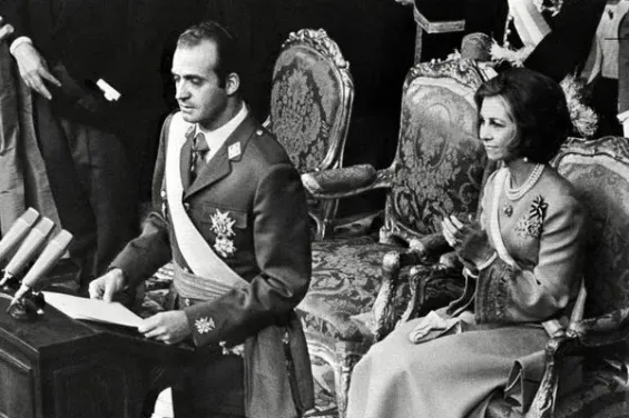 Juan Carlos de Bourbon was sworn in on November 22, 1975, before the Cortes and the Council of Spain gathered in an extraordinary session / Ph. AFP
