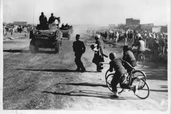 French tanks patrolling in the medina after the Casablanca uprising / Ph. Alamy Stock Photo