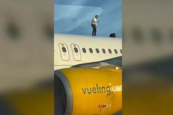 Moroccan man climbs onto plane in Valencia causing flight delay