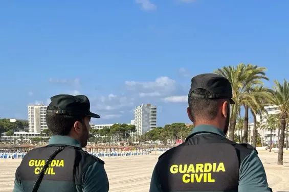 Spanish Civil Guard arrests four after chase involving truck stolen in Morocco