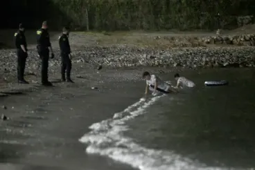 Migrants swim from Fnideq to Ceuta including three underage girls