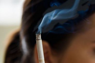 El riesgo del cóctel de píldora y tabaco en la salud cardiovascular de las mujeres