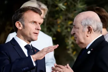 Francia: El presidente Macron pone fin a un privilegio concedido a los oficiales argelinos
