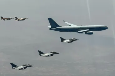  8 طائرات F-16 مغربية و5 طائرات رافال فرنسية مناورات مشتركة 
