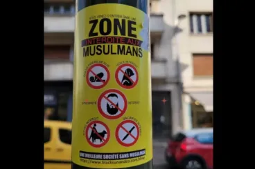 Francia: El autor de las pegatinas islamófobas y neonazis juzgado en Orleans