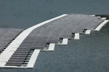 Maroc : Des panneaux solaires flottants installés sur le barrage de Tanger pour économiser l'eau