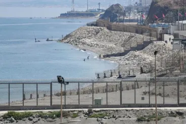 Ceuta : Sous le brouillard, des dizaines de mineurs marocains franchissent la frontière
