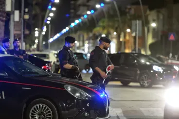إيطاليا: اعتقال مغربي بحوزته مخدرات في خيمته... وفي أمعائه