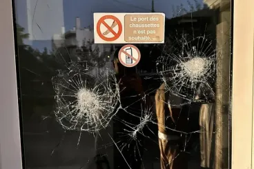 هجوم تخريبي يستهدف مسجدا في فرنسا وسط اتهامات لليمين المتطرف