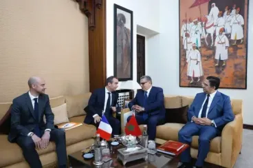 Sébastien Lecornu y Aziz Akhannouch conversan sobre la asociación entre Marruecos y Francia