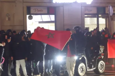 الشرطة الهولندية تتدخل لتفريق مشجعين  مغاربة في لاهاي بعد التأهل لنهائي الكان