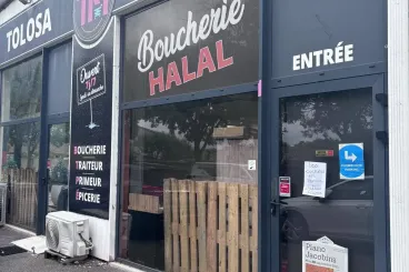 رسائل كراهية وهجوم متكرر على محل جزارة حلال بفرنسا