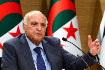 الجزائر ترد على قرار الرئيس ماكرون بإنهاء إعفاء التأشيرات للمسؤولين الجزائريين