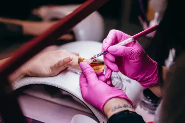 TPO in nail polishes : Moroccan specialist details real health impacts