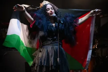 جازابلانكا 2025.. Emel تشعل المسرح بأغاني الحرية وعلم فلسطين