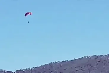 مهاجر يستخدم الطيران الشراعي للعبور إلى سبتة