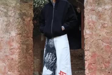 Los vaqueros pintados a mano por un joven marroquí conquistan a la estrella argentina Paulo Londra
