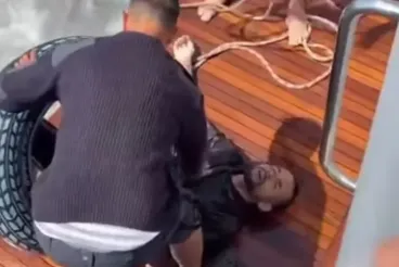 Una familia española salva a un joven marroquí en su travesía a nado por el estrecho de Gibraltar