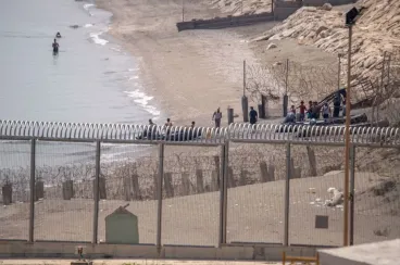 Ceuta: Migrantes cruzan a nado y escalan la valla