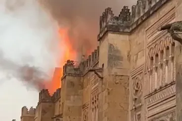 Incendio impresionante en la histórica mezquita de Córdoba en España
