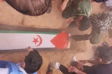 La bandera del Polisario izada y consignas separatistas coreadas en un cementerio en Guelmim