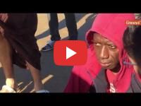 Tanger : Images poignantes d’un migrant ghanéen secouru par de jeunes marocains